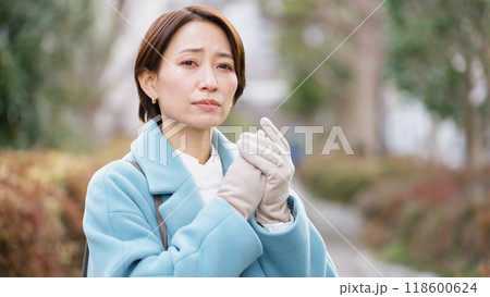 冷え性の女性（冬服・上着・コート） 118600624