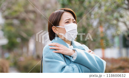 マスクをした体調不良の女性(冬服・上着・コート) マスクをした体調不良の女性(冬服・上着・コート) 118600632