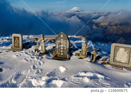 冬の丹沢・塔ノ岳の石碑と富士山 118600675