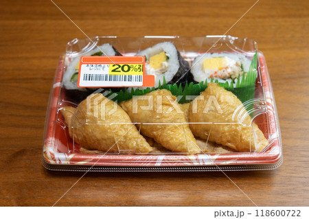 20%割引シールが貼ってあるツナの太巻きの助六 118600722