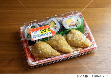 20%割引シールが貼ってあるツナの太巻きの助六 118600727