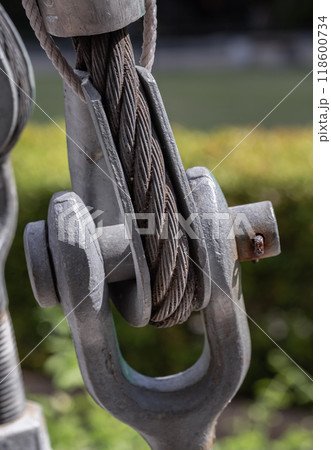 Steel wire rope slings with Thimble and safety anchor shackle turnbuckle connection bolt for heavy work. 118600734