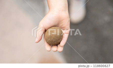 泥だんご・こどもの手 泥だんご・こどもの手 118600827