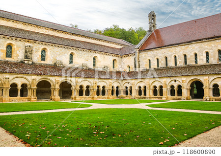 フランスブルゴーニュの世界遺産「フォントネーのシトー会修道院」 118600890