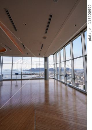 高松シンボルタワーから屋島を一望（香川県高松市） 118600999