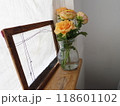 部屋に飾られた花 118601102