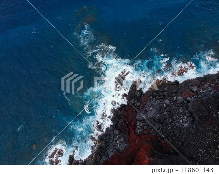 磯や岩場の海岸と海、草原の空撮風景 118601143