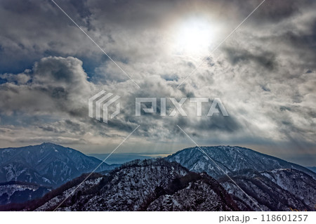 冬の丹沢表尾根から見る三ノ塔・大山と湘南の海 冬の丹沢表尾根から見る三ノ塔・大山と湘南の海 118601257