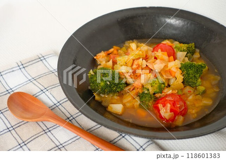 食卓上のミネストローネスープ 食卓上のミネストローネスープ 118601383