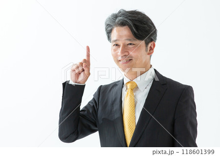 ビジネスマン ミドル男性 指差し ビジネスマン ミドル男性 指差し 118601399