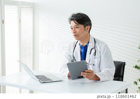 白衣の男性　医療　ドクター  118601462