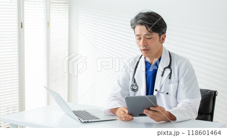 白衣の男性 医療 ドクター 白衣の男性 医療 ドクター 118601464