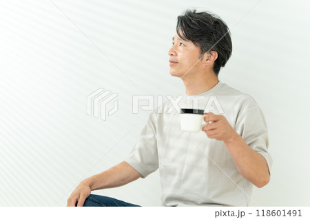 くつろぐ男性　カジュアル　ビジネス 118601491