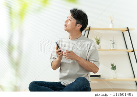 ミドル男性　在宅ワーク　スマホ 118601495