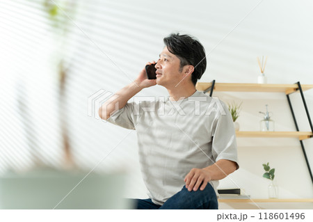 ミドル男性　在宅ワーク　スマホ 118601496