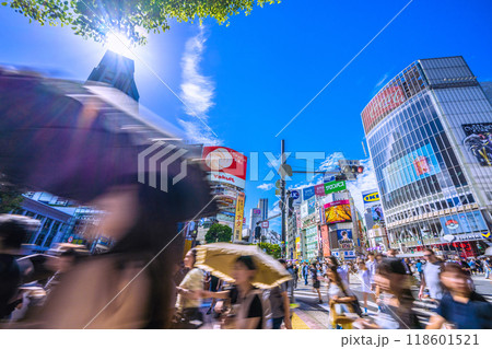 日本の東京都市景観 暑さ続く…。秋祭り…インバウンド続く…外国人観光客らで賑わう渋谷＝15日 118601521