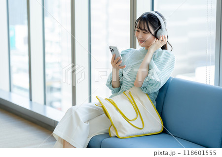 音楽を聴く若い女性　撮影協力：学校法人電波学園　東京電子専門学校 118601555