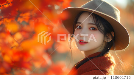 紅葉を見つめるおしゃれな若い女性 118601716