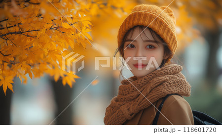 紅葉を見つめるおしゃれな若い女性 紅葉を見つめるおしゃれな若い女性 118601720