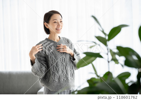 支度をする女性 118601762