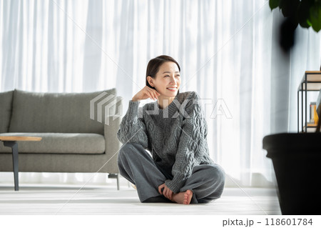 リビングでリラックスする女性　窓 118601784