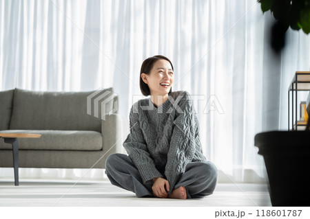 リビングでリラックスする女性 窓 リビングでリラックスする女性 窓 118601787