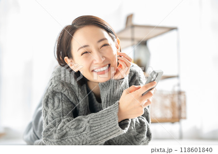 寝転んでスマホを見る女性 寝転んでスマホを見る女性 118601840