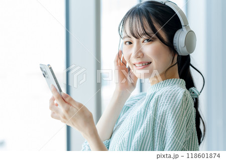 音楽を聴く若い女性　撮影協力：学校法人電波学園　東京電子専門学校 118601874