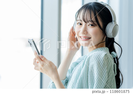 音楽を聴く若い女性　撮影協力：学校法人電波学園　東京電子専門学校 118601875