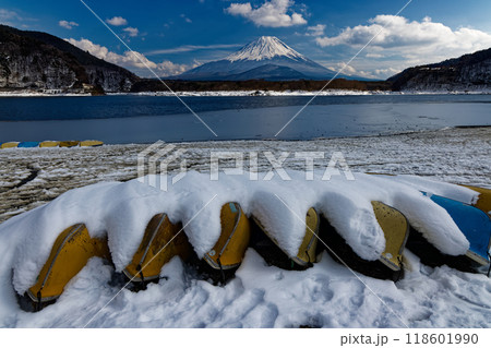冬の精進湖湖畔から見る富士山 118601990