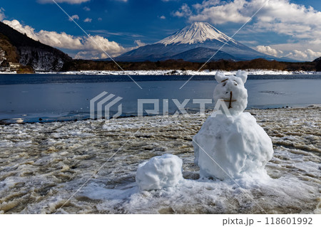 冬の精進湖湖畔から見る富士山 冬の精進湖湖畔から見る富士山 118601992