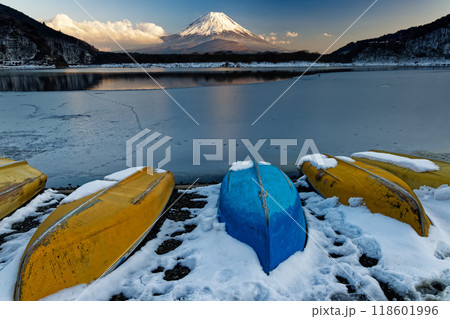 冬の精進湖湖畔から見る夕方の富士山 冬の精進湖湖畔から見る夕方の富士山 118601996