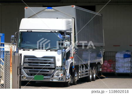 物流倉庫とトラック　イメージ 118602018