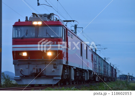 津軽線を走るEH800-3コンテナ貨物列車 118602053