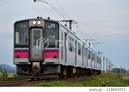 津軽線を走る701系普通電車3両 118602055
