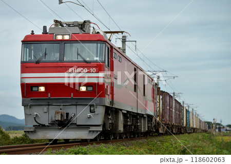 津軽線を走るEH800-10コンテナ貨物列車 118602063