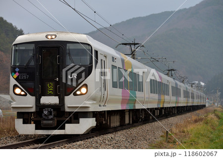 篠ノ井線を走るE257系快速電車 118602067