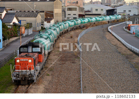 塩浜貨物線を走るDD51890タンク貨物列車 118602133