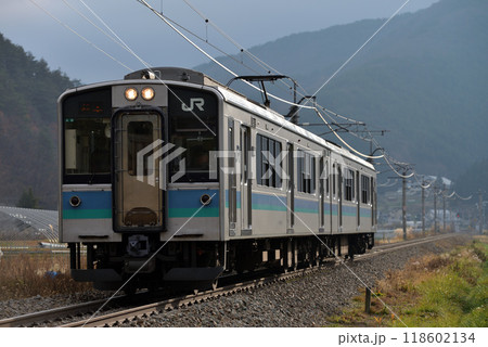 篠ノ井線を走るE127系普通電車2両 118602134
