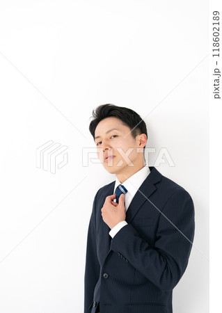 物憂げなビジネスマン 118602189