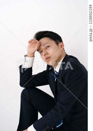 物憂げなビジネスマン 118602194