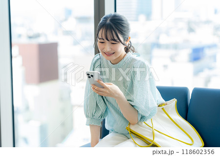 スマホを操作する若い女性　撮影協力：学校法人電波学園　東京電子専門学校 118602356