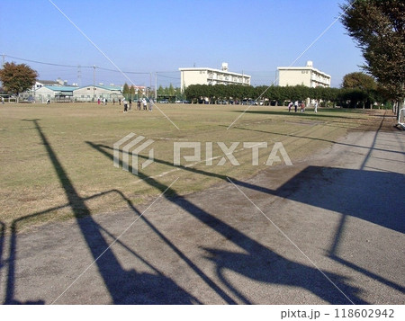 長い校舎(2010.11.7) が画面の奥に存在していた尾中 卒業アルバムには思い出が写る 118602942