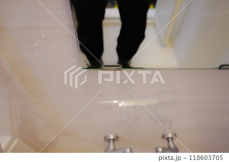 掃除後のきれいなお風呂の鏡 clean bathroom mirror after cleaning 118603705