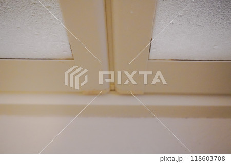 掃除後のきれいなお風呂のドア Clean bathroom door after cleaning 掃除後のきれいなお風呂のドア Clean bathroom door after cleaning 118603708