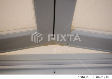 掃除後のきれいなお風呂のドア Clean bathroom door after cleaning 掃除後のきれいなお風呂のドア Clean bathroom door after cleaning 118603710