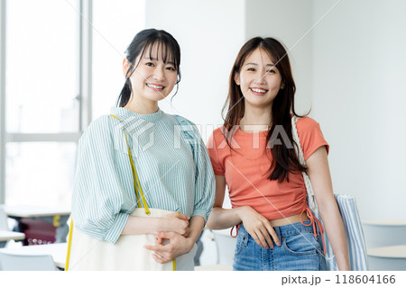 教室を歩く女子大学生 撮影協力:学校法人電波学園 東京電子専門学校 教室を歩く女子大学生 撮影協力:学校法人電波学園 東京電子専門学校 118604166