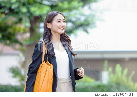 通勤する笑顔のビジネスウーマン 118604431