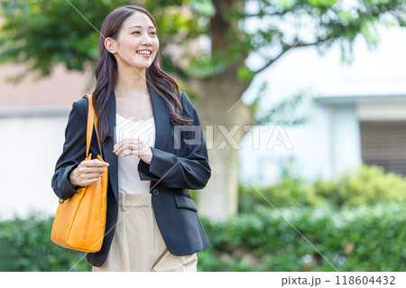通勤する笑顔のビジネスウーマン 118604432