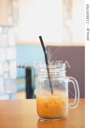 カフェのテーブル上のアイスコーヒー カフェのテーブル上のアイスコーヒー 118604769